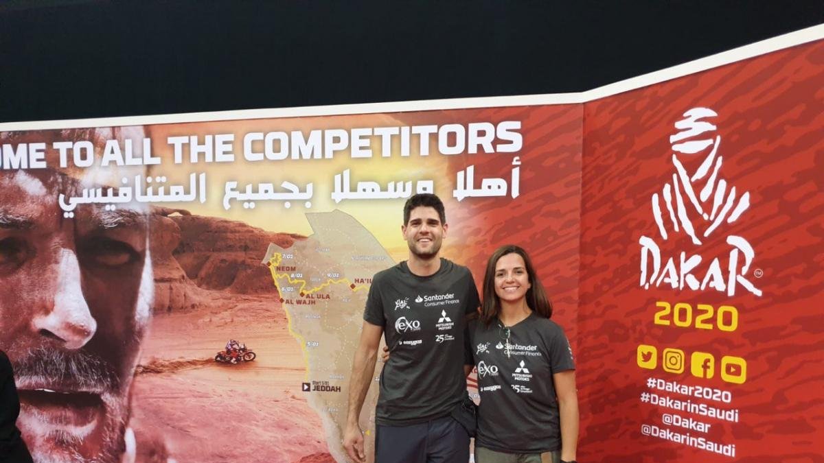Cristina Gutiérrez posa con su copiloto, Pablo Huete, en Arabia Saudí.-WEAREPARK36