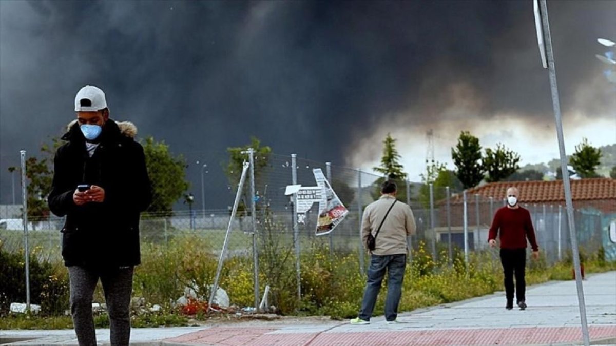 Vecinos de Seseña pasean por el pueblo con mascarillas debido al incendio del mayor cementerio de neumáticos de Europa-DAVID CASTRO