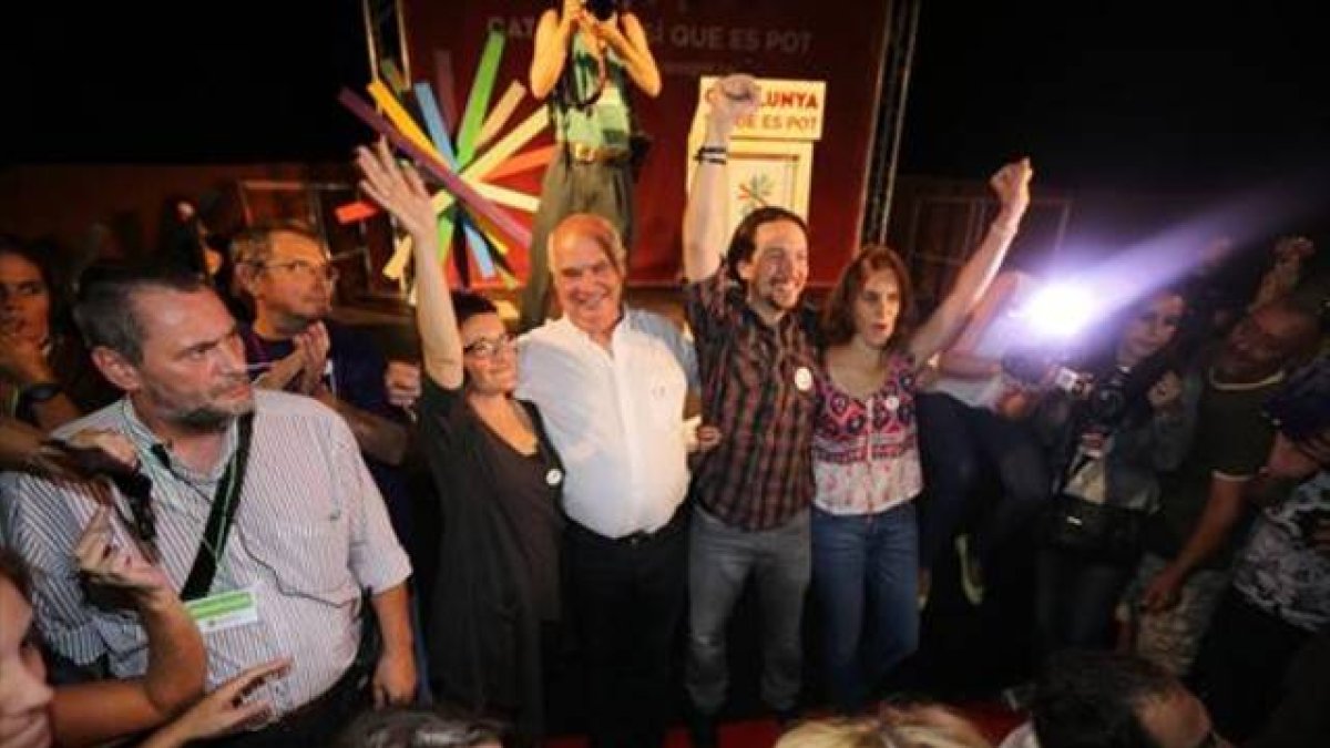 El líder de Podemos, Pablo Iglesias, junto al candidato de Catalunya Sí que es Pot, Lluís Rabell, este miércoles por la noche en Rubí.-Foto: DANNY CAMINAL