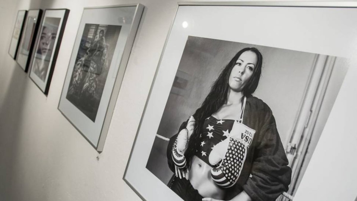 ‘Némesis’ reúne sesenta fotografías entre las que dominan los retratos.-Santi Otero