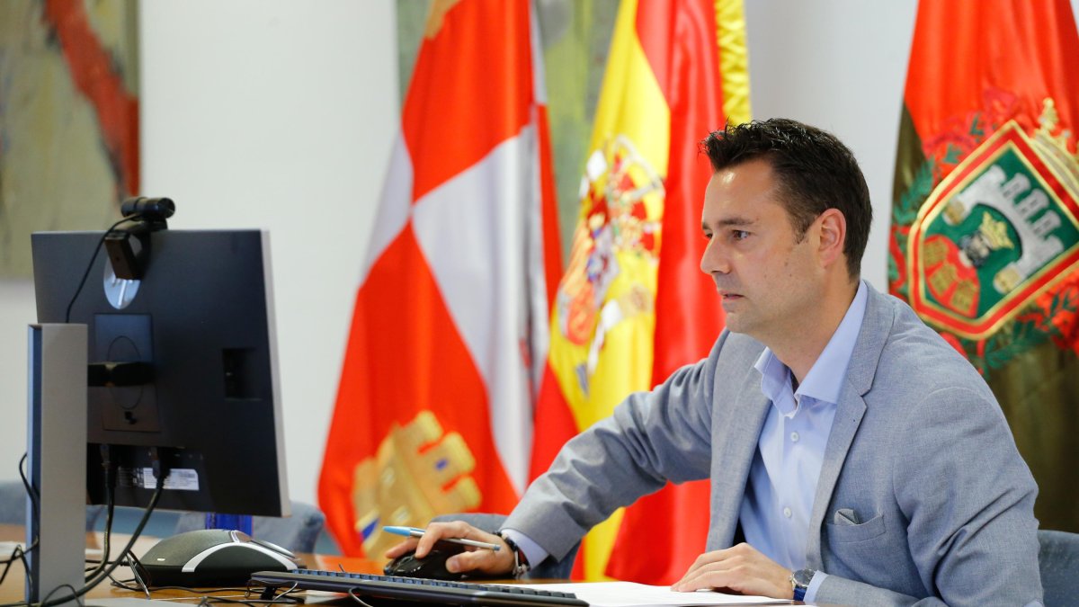 El alcalde de Burgos en un instante del Pleno telemático celebrado hoy. SANTI OTERO