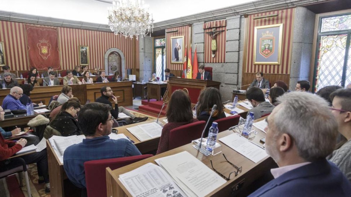 Los corporativos en el Salón de Plenos durante la sesión ordinaria del mes de enero, celebrada en la mañana de ayer.-SANTI OTERO