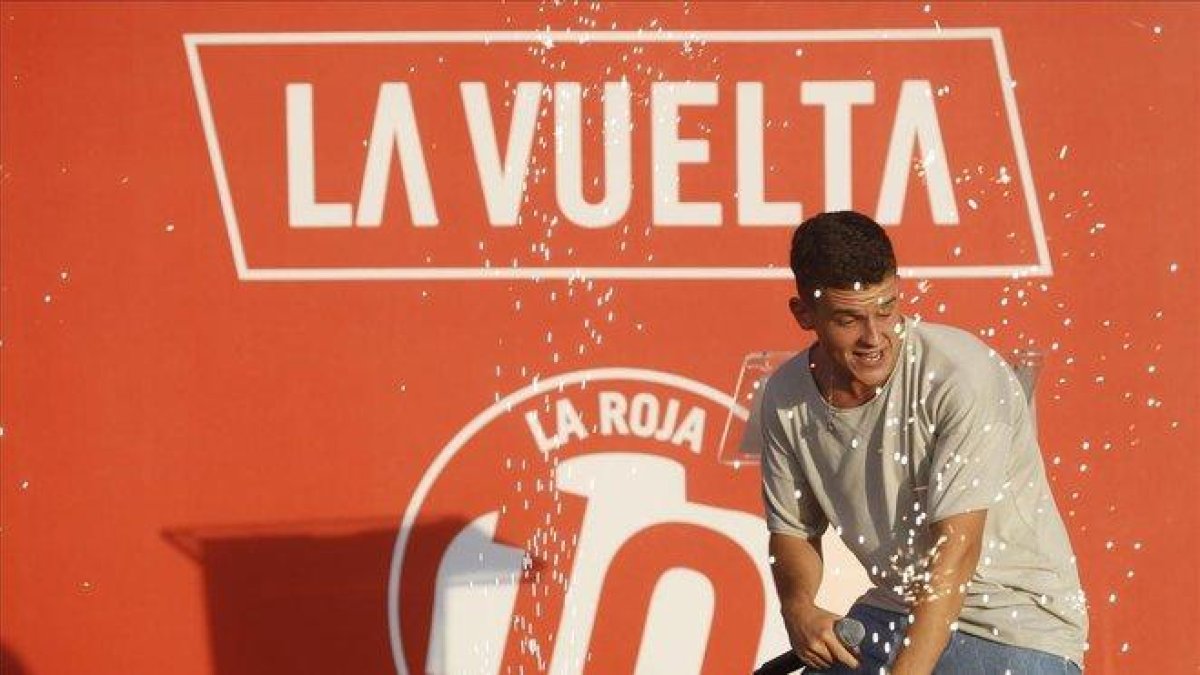Arkano, durante su actuacion este jueves en la presentacion de los equipos participantes en la Vuelta Ciclista a España.-EFE / JAVIER LIZON