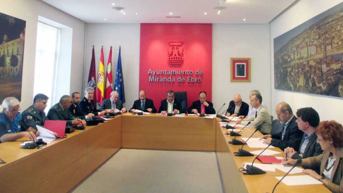 Reunión de la Junta de Seguridad celebrada en el salón de Plenos del Consistorio mirandés.-E. M.