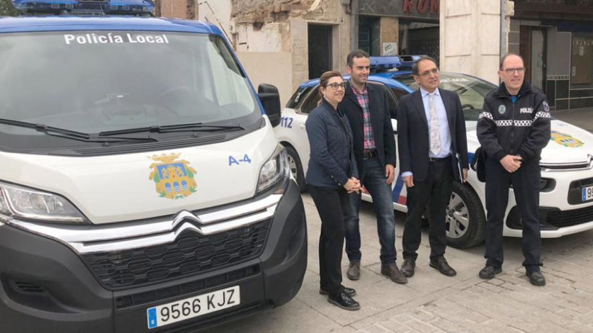 La alcaldesa presentó ayer los dos nuevos vehículos policiales.-L. V.