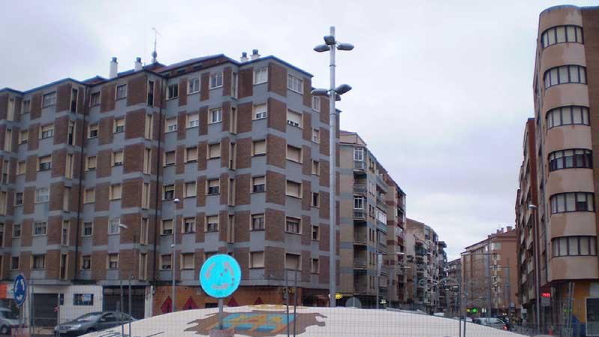 Los socialistas apuestan por invertir en los barrios. En la imagen, obras en la rotonda Doctor Costales.-L.V.