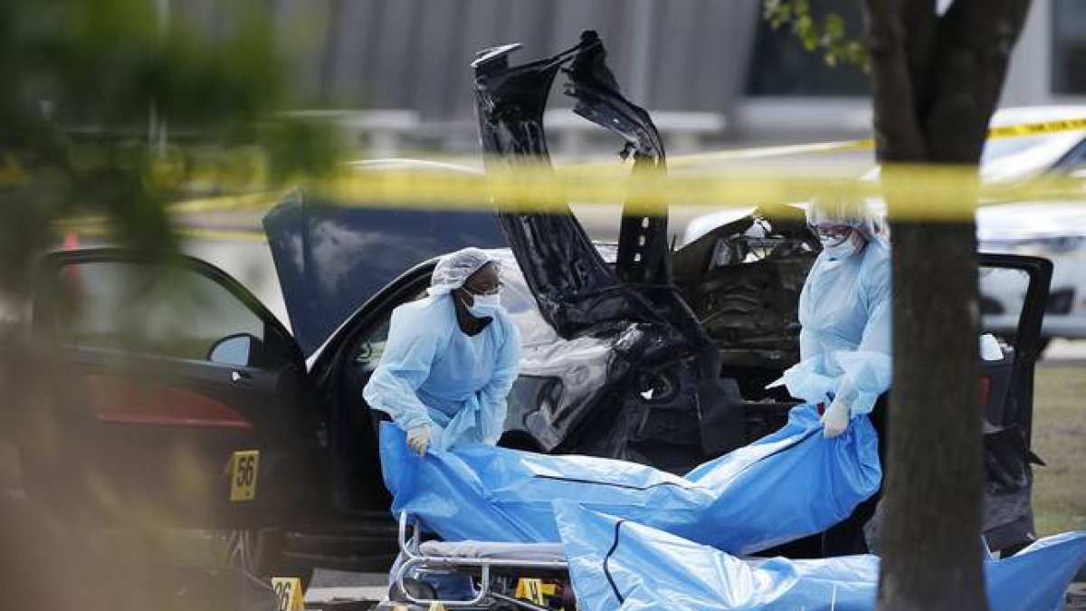 Forenses retiran los cuerpos de los dos atacantes de la exposición sobre caricaturas de Mahoma en Garland, cerca de Dallas.-Foto: AP / BRANDON WADE
