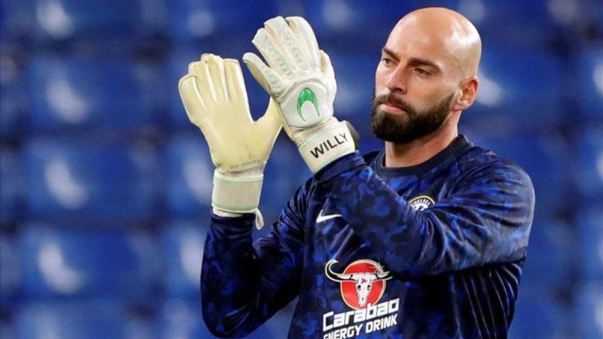 Willy Caballero, durante el calentamiento previo al Chelsea-Tottenham.-PAUL CHILDS (REUTERS)