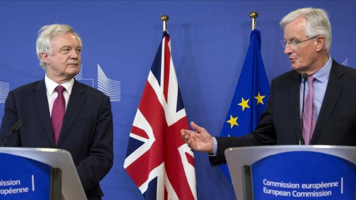 El jefe negociador británico del 'brexit', David Davis (izquierda), y el europeo, Michel Barnier, en el inicio de las conversaciones, el 19 de junio en Bruselas.-VIRGINIA MAYO