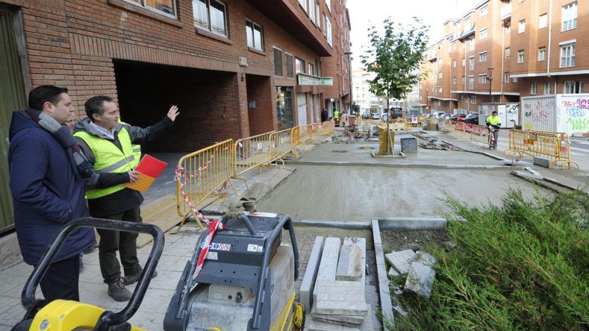 Daniel de la Rosa en su visita a las obras de la calle San Zadornil.-ISRAEL L. MURILLO