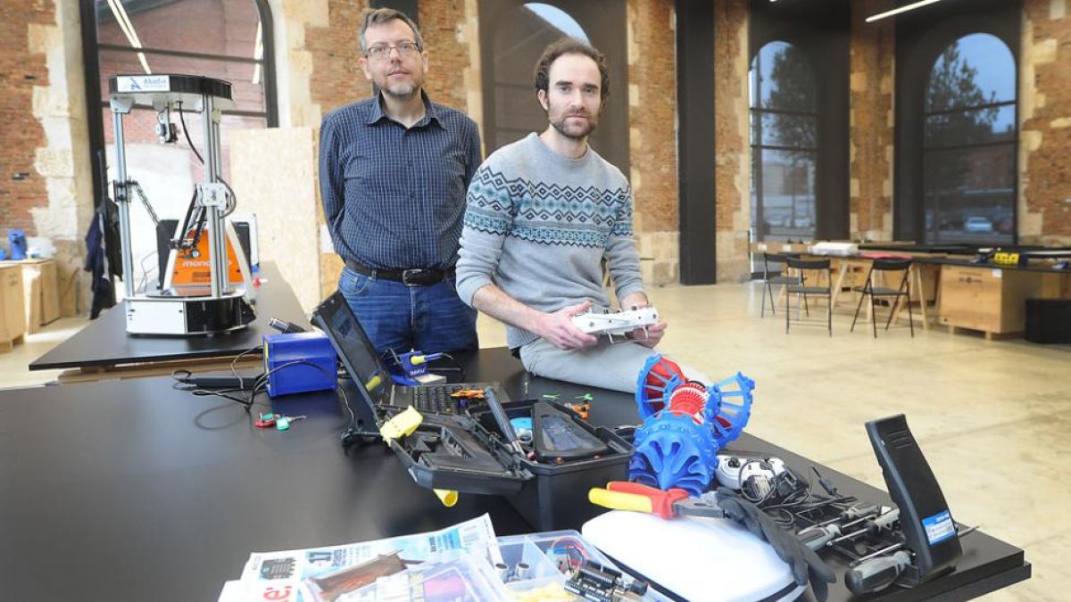 Fernando y Ricardo, miembros de la comunidad maker de Burgos, dedican parte de su tiempo a desarrollan acciones en el fablab.-ISRAEL L. MURILLO