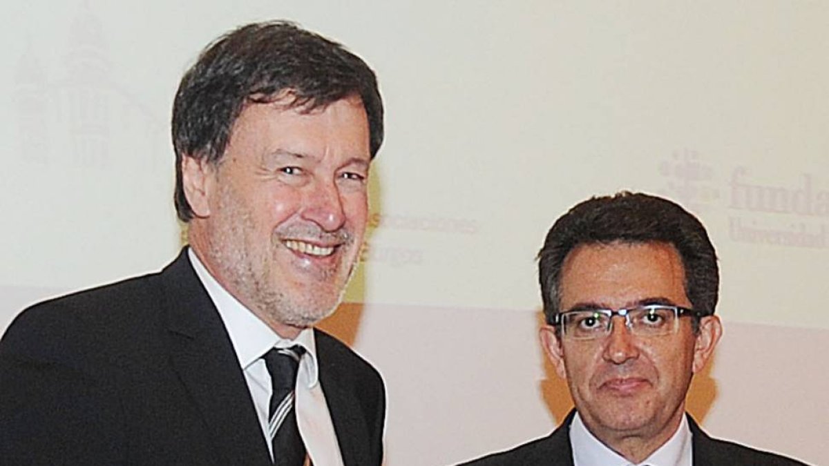 El rector, Alfonso Murillo, entrega el premio a Domenech.-S. OTERO