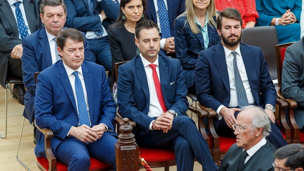 El alcalde de Burgos, Daniel de la Rosa, junto a Alfonso Fernández Mañueco y Juan García-Gallardo. SANTI OTERO