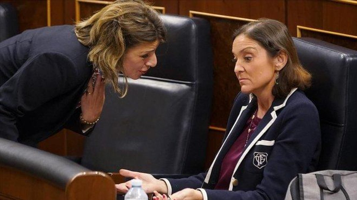 La nueva ministra de Trabajo, Yolanda Díaz, con la titular de Industria, Reyes Maroto, en una imagen de archivo, en el Congreso de los Diputados.-JOSÉ LUIS ROCA