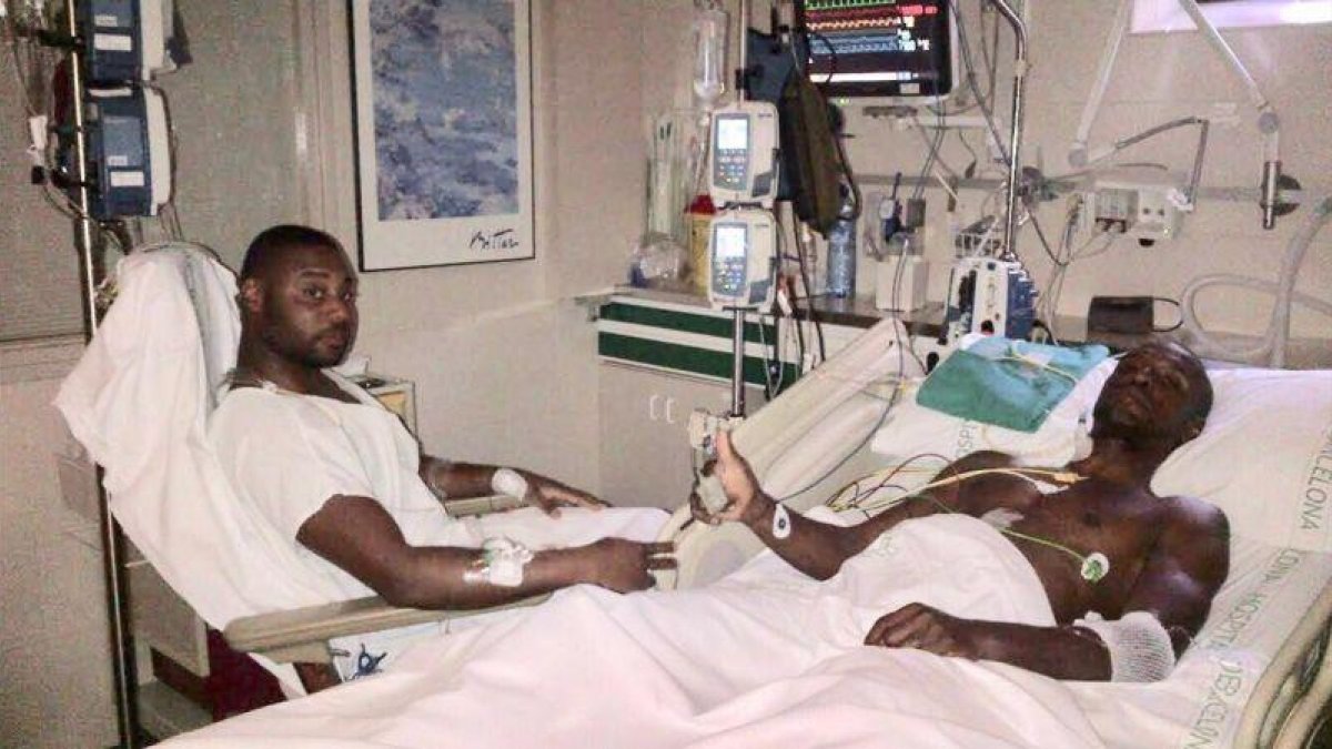 Eric Abidal recuperandose en el hospital tras la operación.-TWITTER ERIC ABIDAL