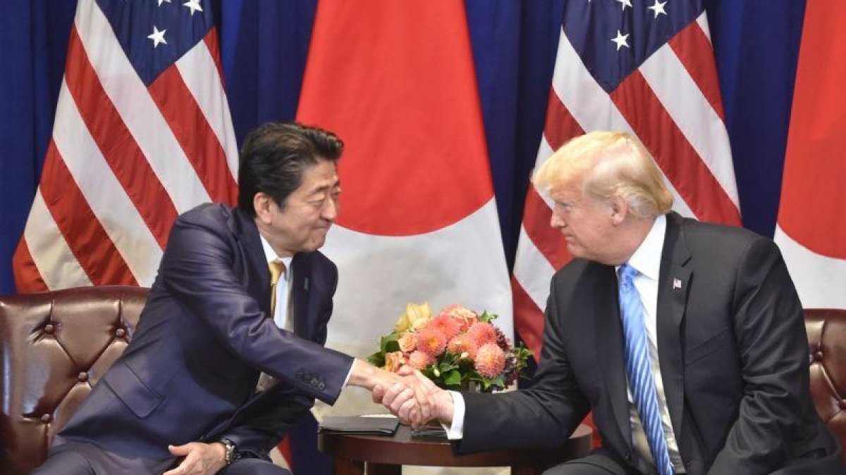 El Primer Ministro japonés, Shinzo Abe, junto al presidente de los Estados Unidos, Donald Trump--AFP