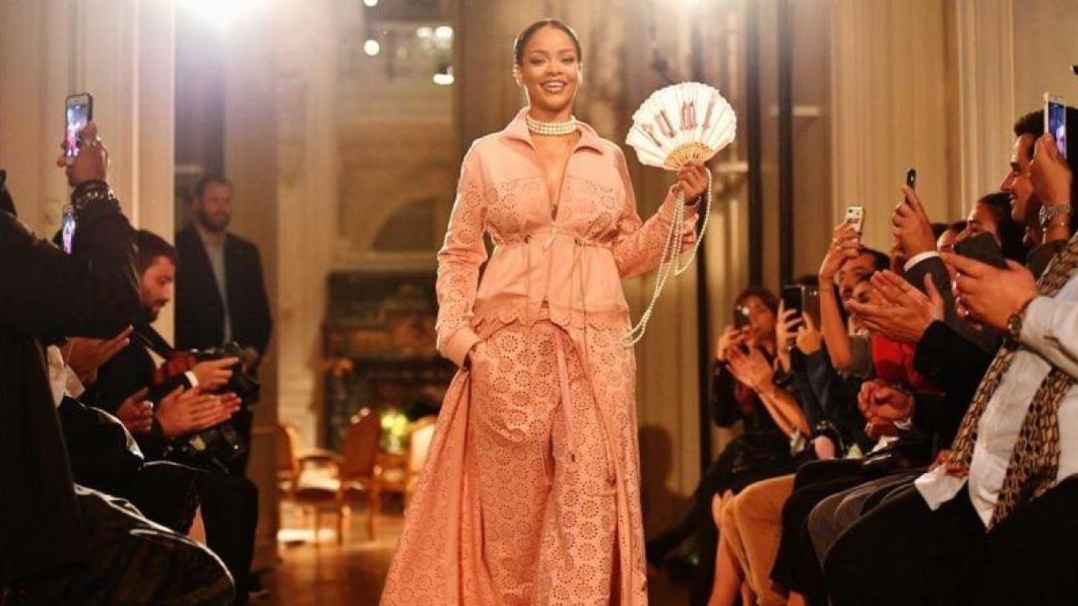 Rihanna desfila en París.-Pascal Le Segretain