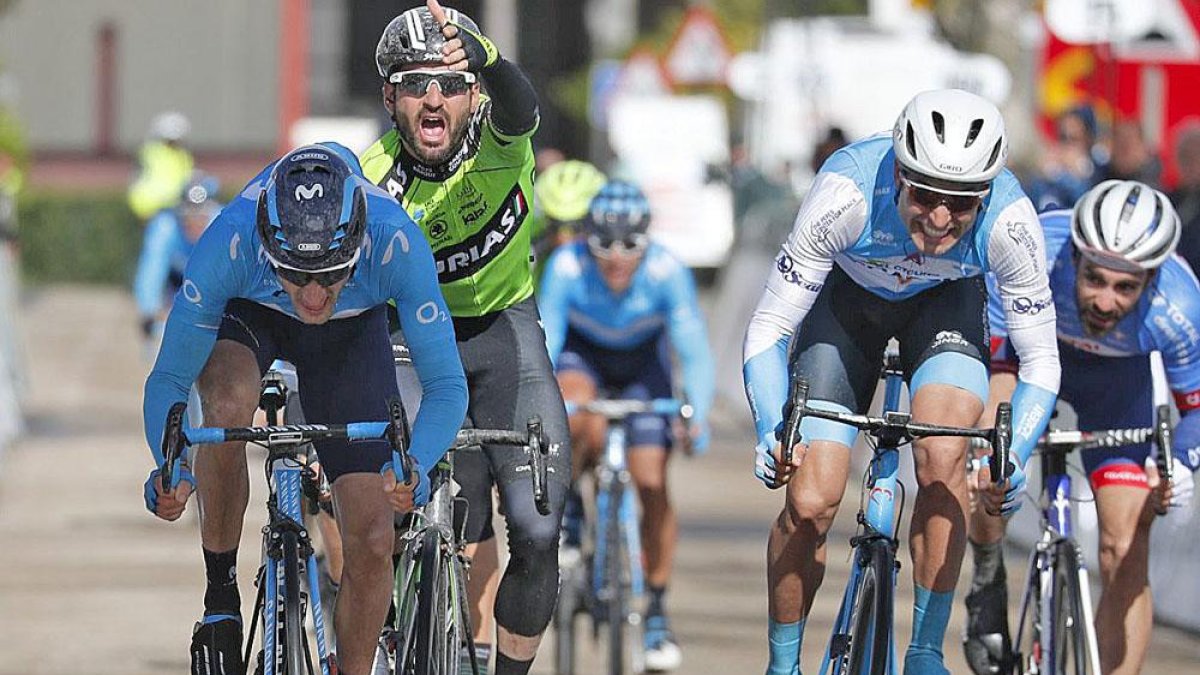 Carlos Barbero gana el esprint en Castrojeriz mientras Enrique Sanz entra en meta protestando por la maniobra del burgalés.-PHOTO GOMEZ SPORT / MOVISTAR TEAM