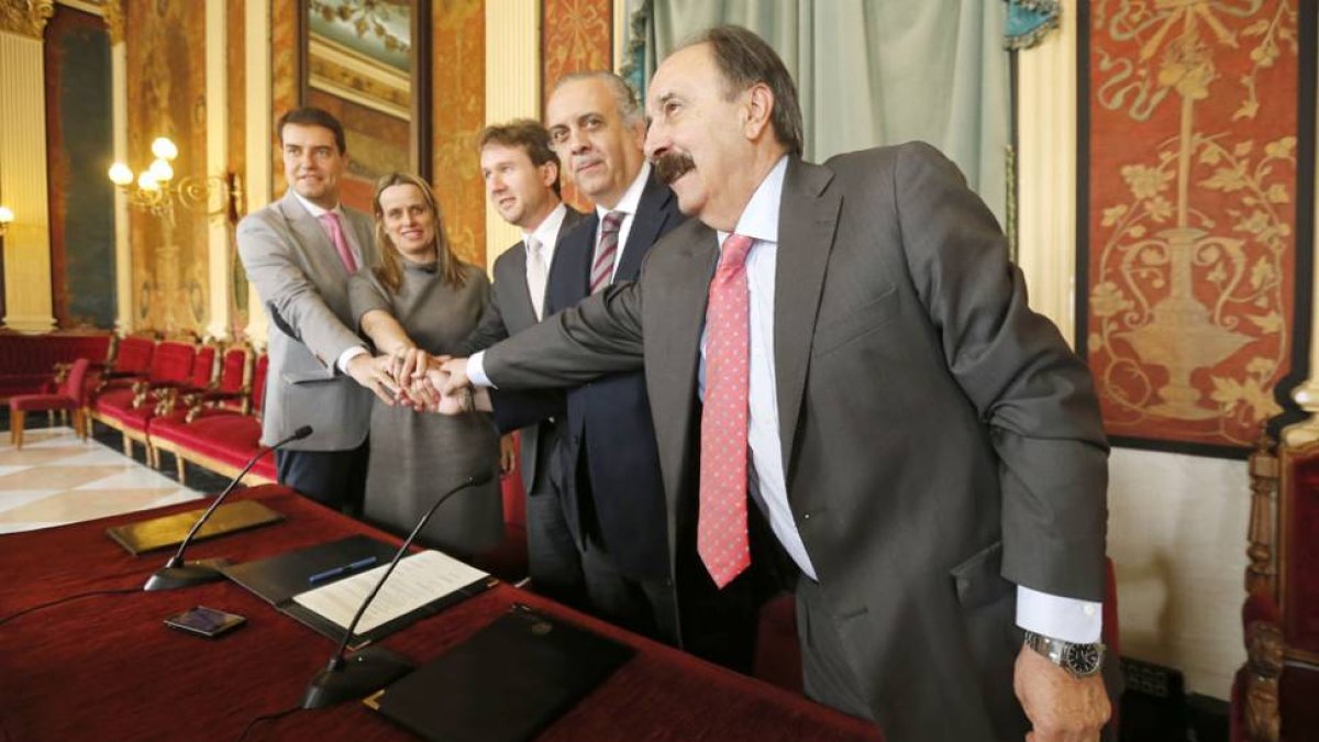 Representantes del Ayuntamiento, Campofrío, Federación Española y Federación Regional entrelazan sus manos tras firmar el protocolo de colaboración, ayer, en el Salón Rojo del Teatro Principal.-RAÚL OCHOA