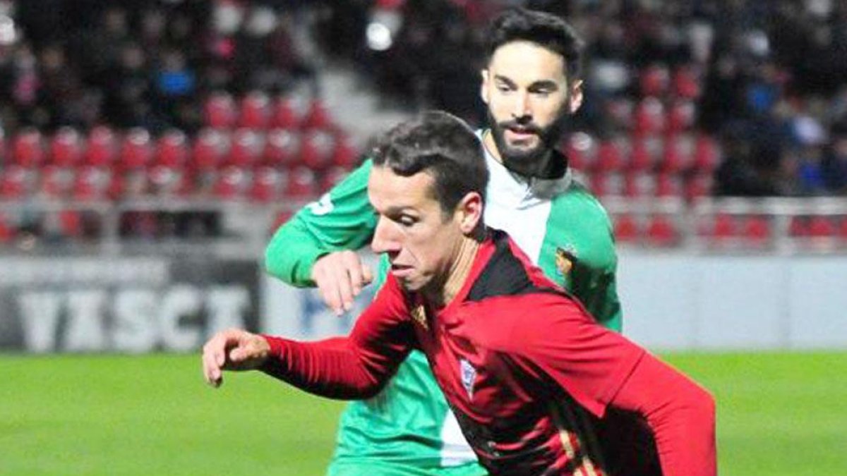 Rodrigo conduce un balón en la Copa Federación-Jose Esteban Egurrola