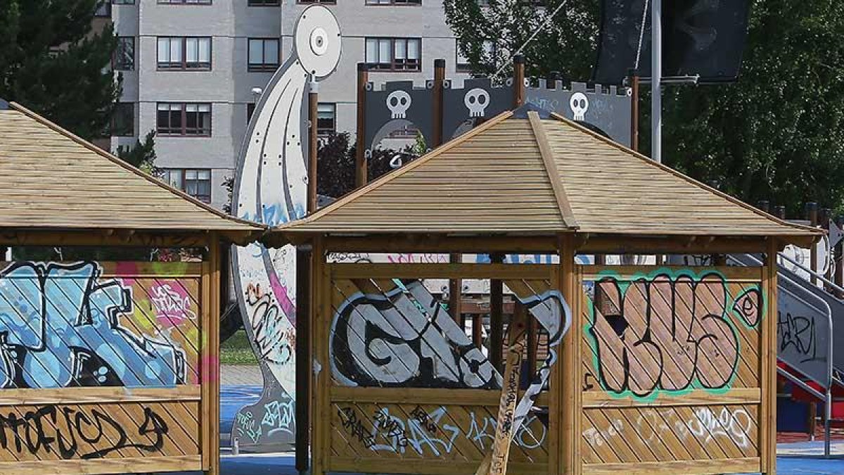 El pasado martes una de las casetas de madera amaneció con una de sus paredes destrozadas.-RAÚL G. OCHOA