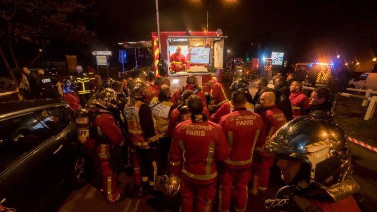 Intervención de los bomberos de París en el incendio de una vivienda en la periferia.-@POMPIERSPARIS
