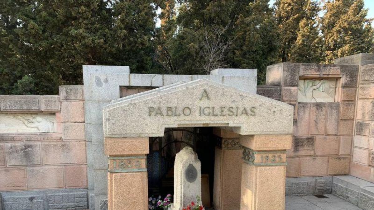 Tumba de Pablo Iglesias, fundador del PSOE, en el cementerio de La Almudena de Madrid-EL PERIÓDICO