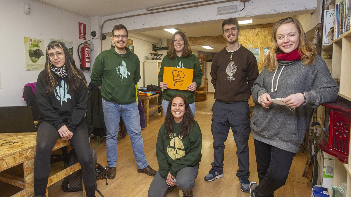 Miranda Santamaría, Yannick Feith, Elisabetta Maguolo, María González, Javier Miguel y Astrid Henmark; integrantes de la Asociación Ábrego. ISRAEL L. MURILLO