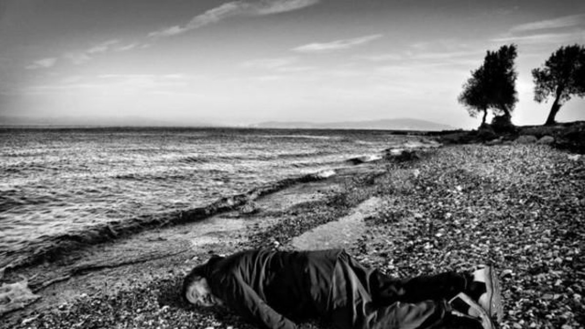 Ai Weiwei tumbado en una playa de Lesbos recreando la muerte del pequeño Aylán.-ROHIT CHAWLA PARA INDIA TODAY