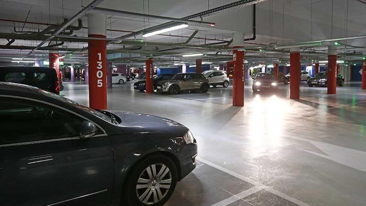 Actualmente, las 575 plazas de aparcamiento de la segunda planta del Fórum están cerradas al público.-RAÚL G. OCHOA