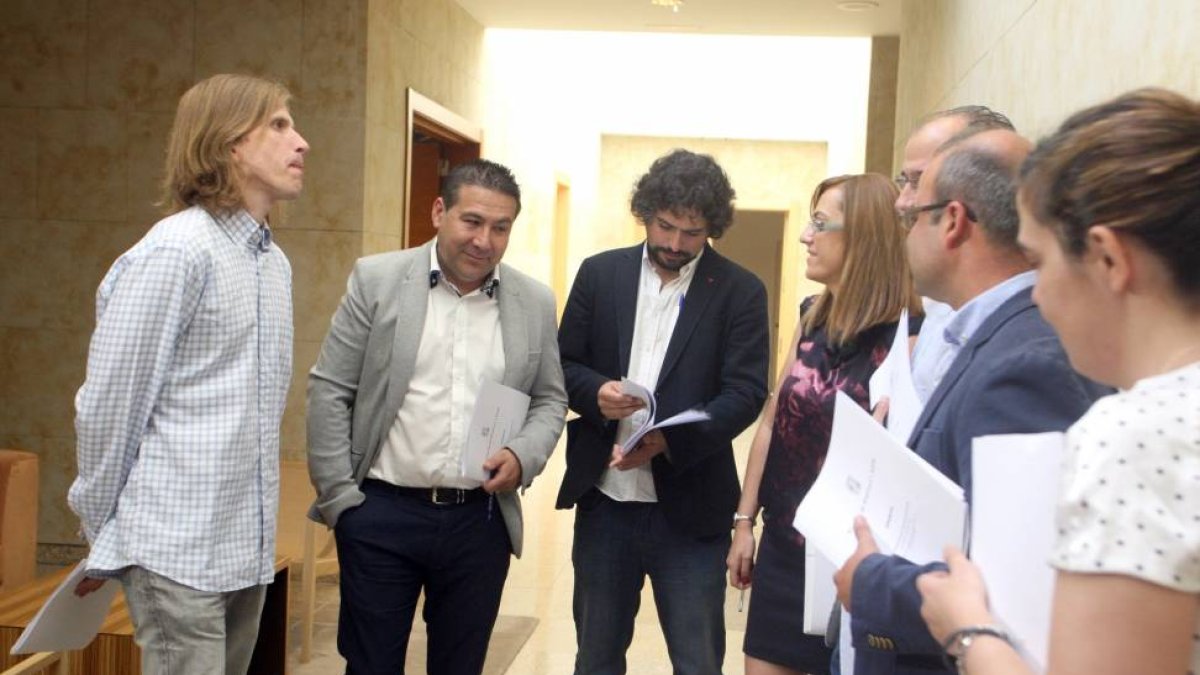 (I a D) Pablo Fernández (Podemos); Luis Mariano Santos (UPL); José Sarrión (IU); Virgina Barcones (PSOE) y Luis Fuentes (Ciudadanos), antes de la reunión de la Mesa y Junta de Portavoces de las Cortes.-Ical