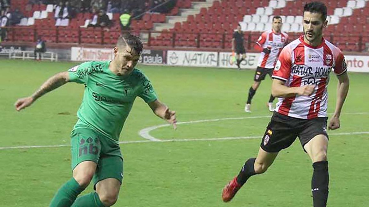 Zabaco trata de frenar a Juanma en el choque entre Logroñés y Burgos CF. ECB