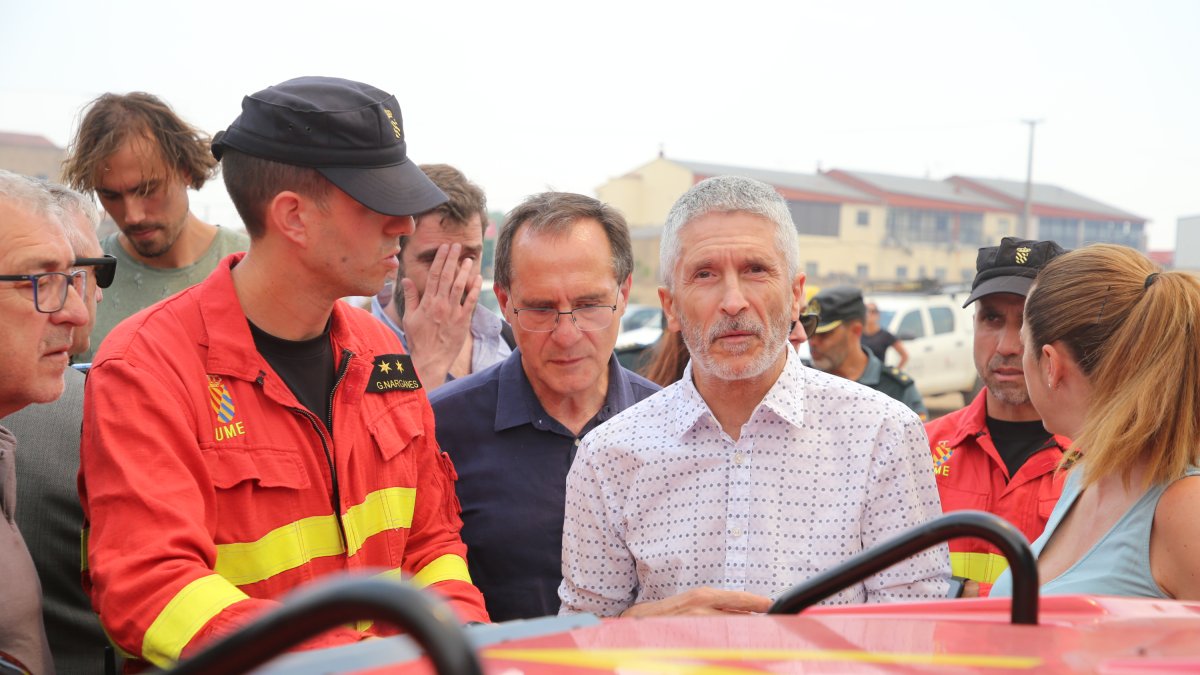 El ministro de interior, Fernando Grande-Marlaska y la delegada del gobierno, Virginia Barcones, visitan el puesto de mando del incendio de Losacio.