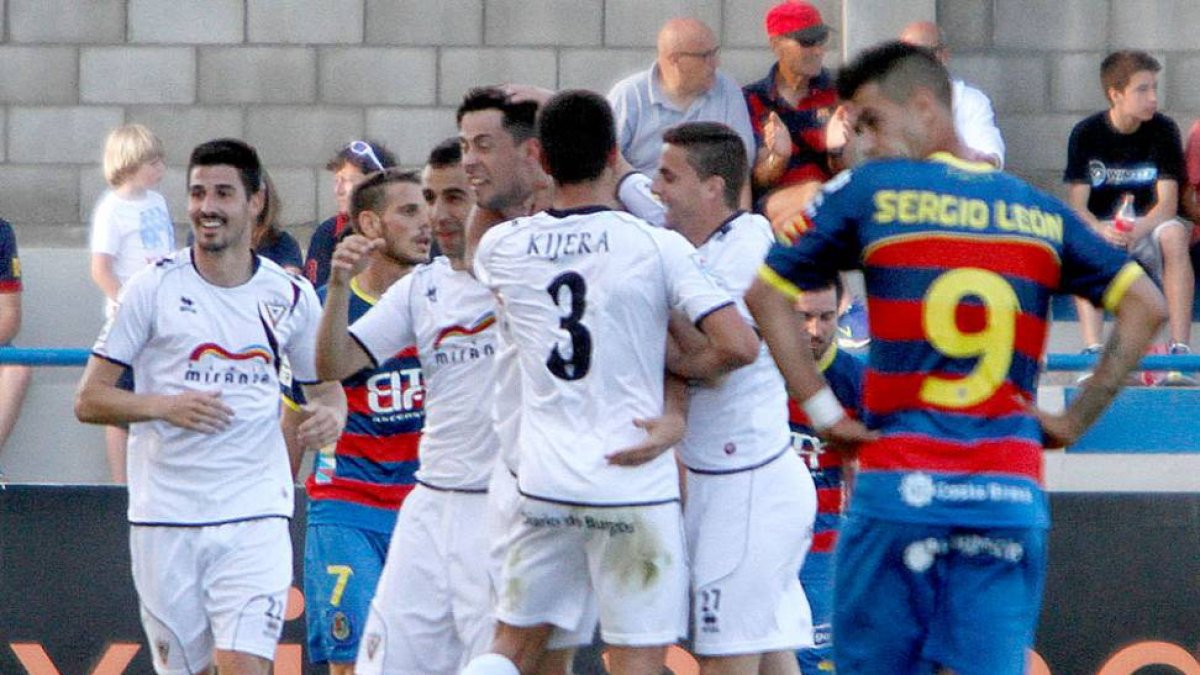 Los jugadores del Mirandés felicitan a Pedro por el gol conseguido ante el Llagostera-JAUME MUNDET