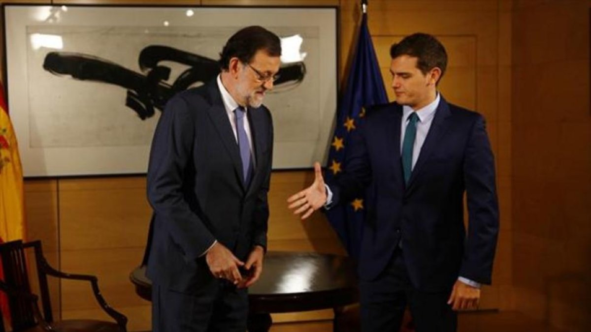 Mariano Rajoy y Albert Rivera se saludan al inicio de su encuentro, el miércoles en el Congreso.-AGUSTÍN CATALÁN