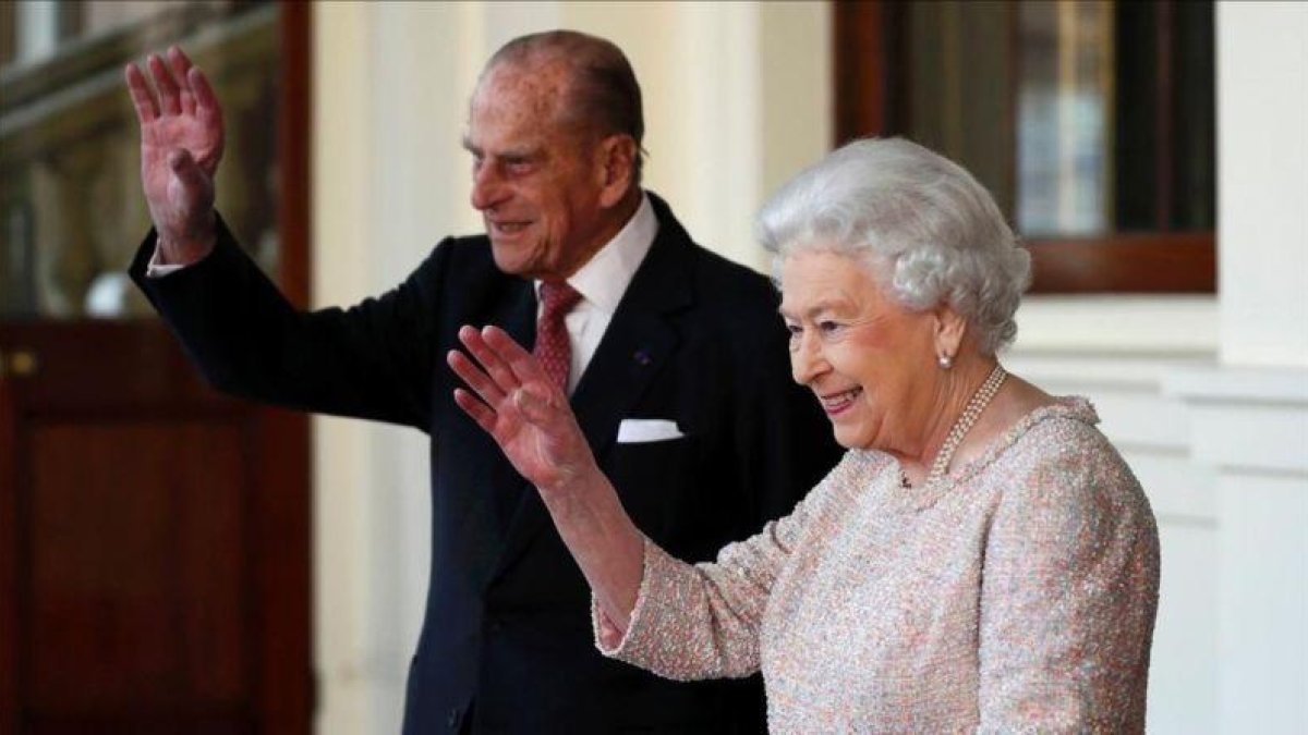 La reina Isabel II y su marido, el duque de Edimburgo.-AP / STEFAN WERMUTH