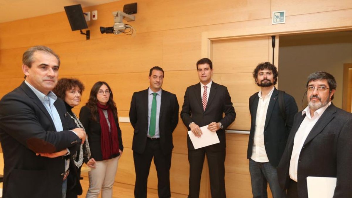 Los miembros de la comisión de investigación del Hospital de Burgos.-ICAL