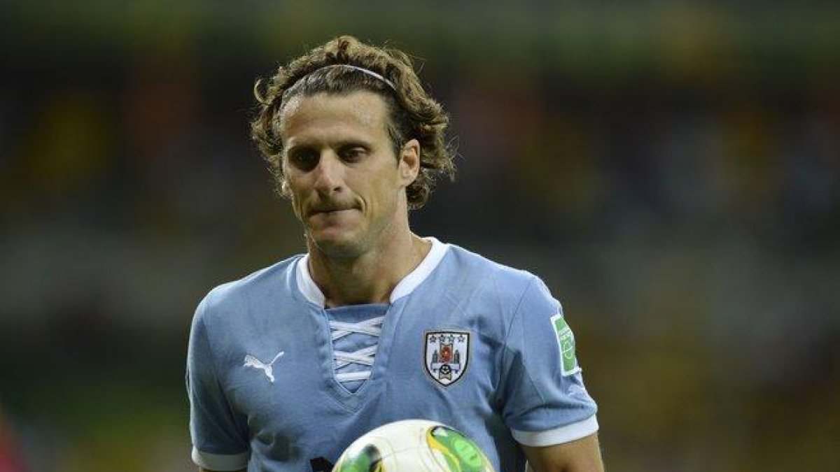 Forlán se retiró de la selección mucho antes de dejar el fútbol, en el 2015.-AP