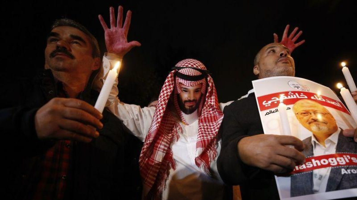 Un activista con la máscara del príncipe saudí.-EMRAH GUREL/ AP