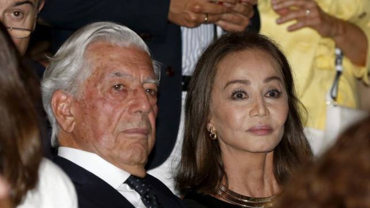 Mario Vargas Llosa e Isabel Preysler, en su primer acto oficial como pareja en España.-EFE