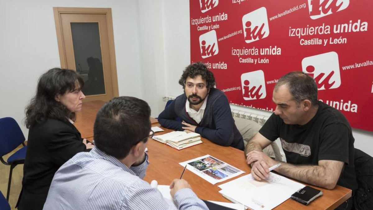 José Sarrión, candidato de IU EQUO por Castilla y León, y Pilar González, candidata autonómica por León a las Cortes, mantienen una reunión en la sede de Agentes Medioambientales de Castilla y León-Ical