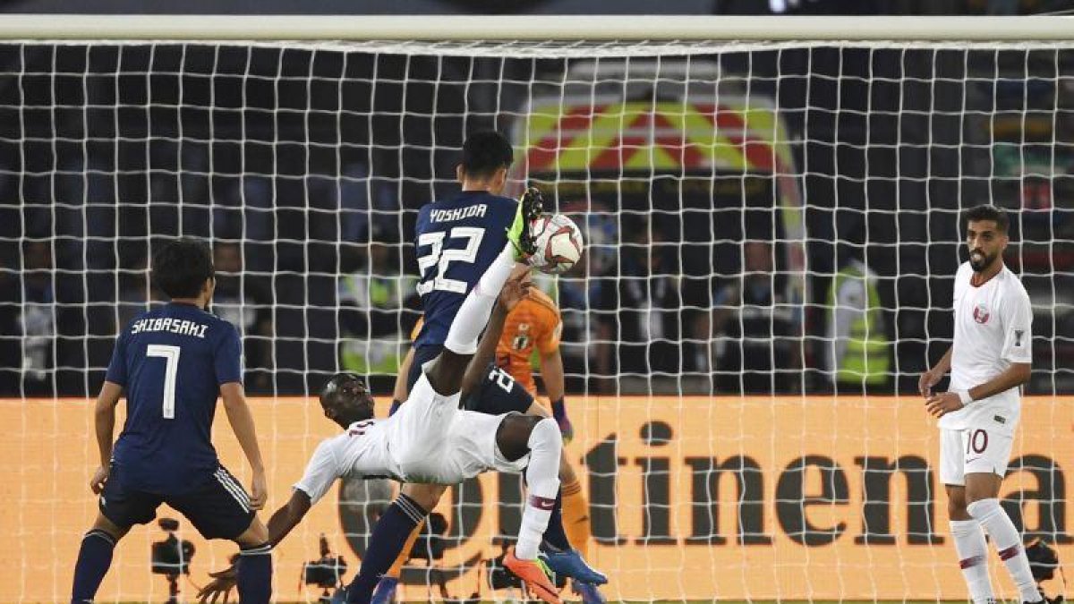 Ali Almoez en el momento que conecta una chilena para el 1-0.-AP