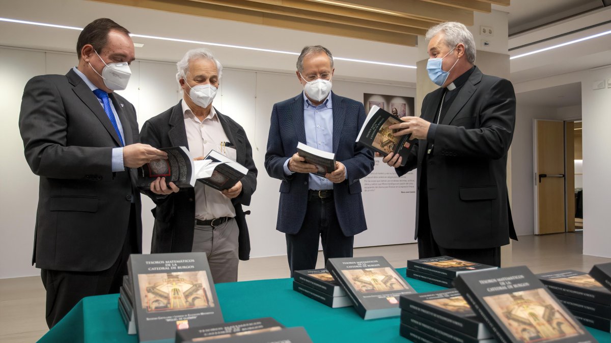 Ramón Sobremonte, Antonio Arroyo, presidente de la Sociedad Castellana y Leonesa de Educación Matemática, Constantino de la Fuente y Mario Iceta. SANTI OTERO