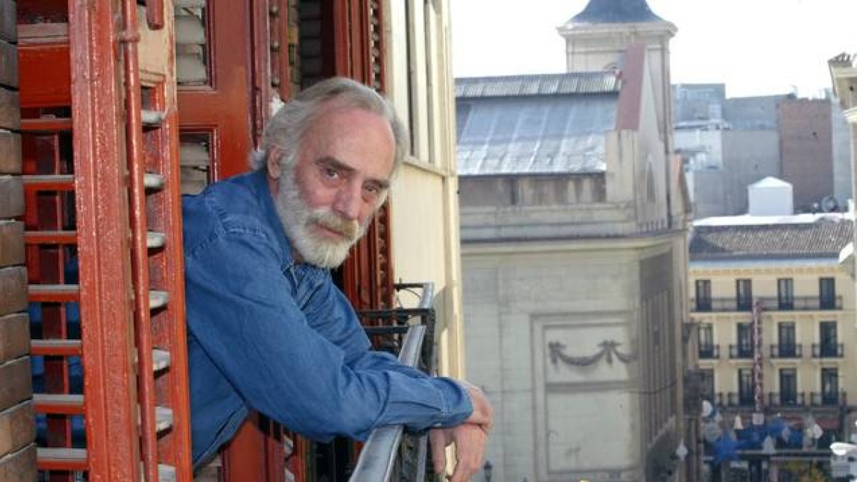 Javier Krahe, en su casa de Madrid, en una imagen del 2004.-Foto: DAVID CASTRO
