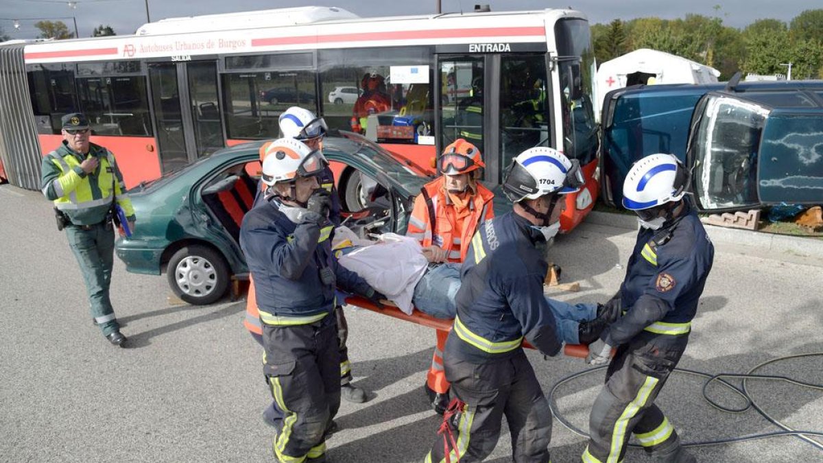 Efetivos de Bomberos trasladan a un ‘accidentado’.-ISRAEL L. MURILLO