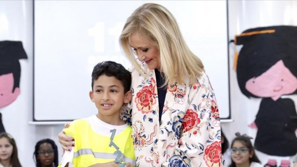 Cifuentes, con el pequeño Yousef, de 9 años.-COMUNIDAD DE MADRID