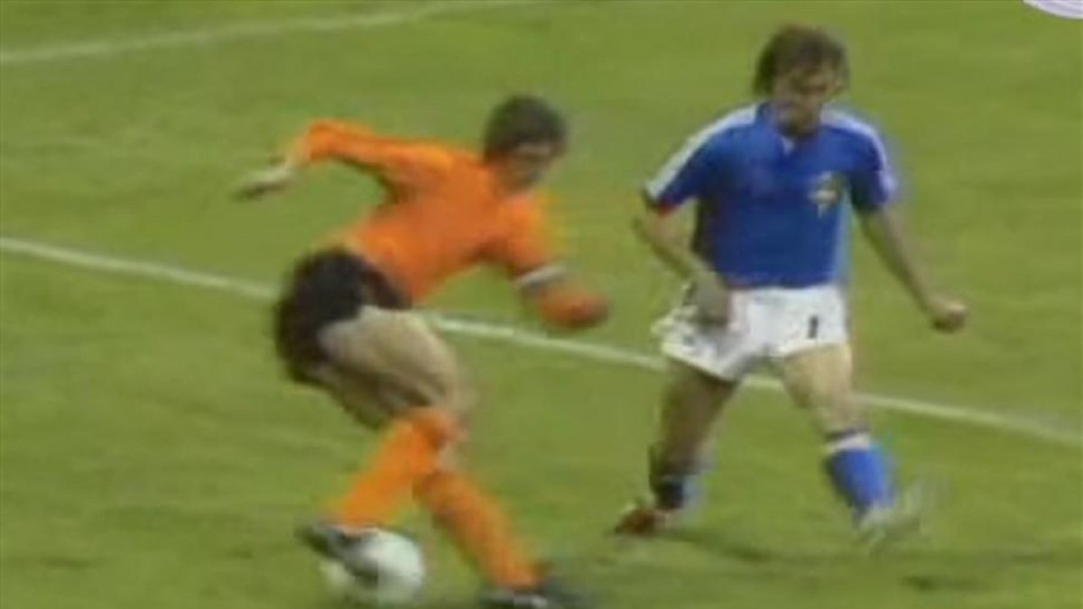 El legendario regate de Johan Cruyff al sueco Jan Olsson en el Mundial de 1974.-