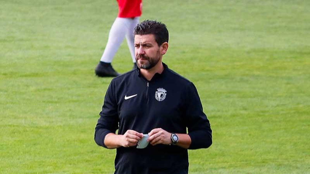 Fernando Estévez durante una sesión de entrenamiento.-ALBA DELGADO / BURGOS CF