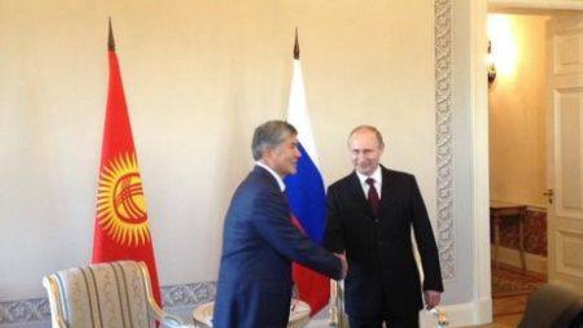 Reaparición de Putin tras 10 días de ausencia.-