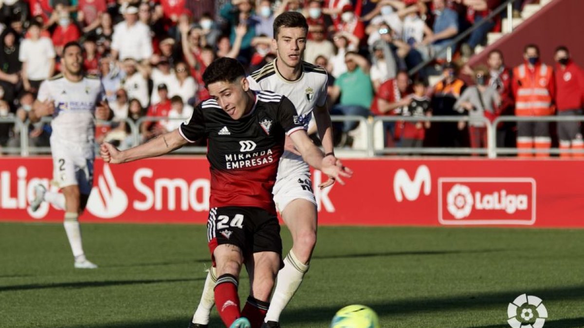 Camello dispara a puerta para hacer el tercero del Mirandés. LALIGA